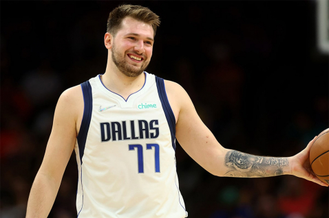 Luka Dončić kartal med polčasom tekme proti Warriorsem